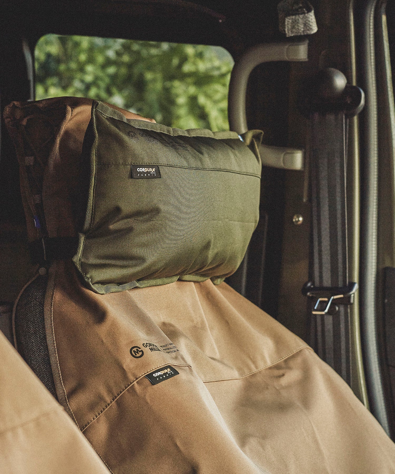 おしゃれ おすすめ カー用品 コーデュラ ハーフ クッション 汎用 便利グッズ