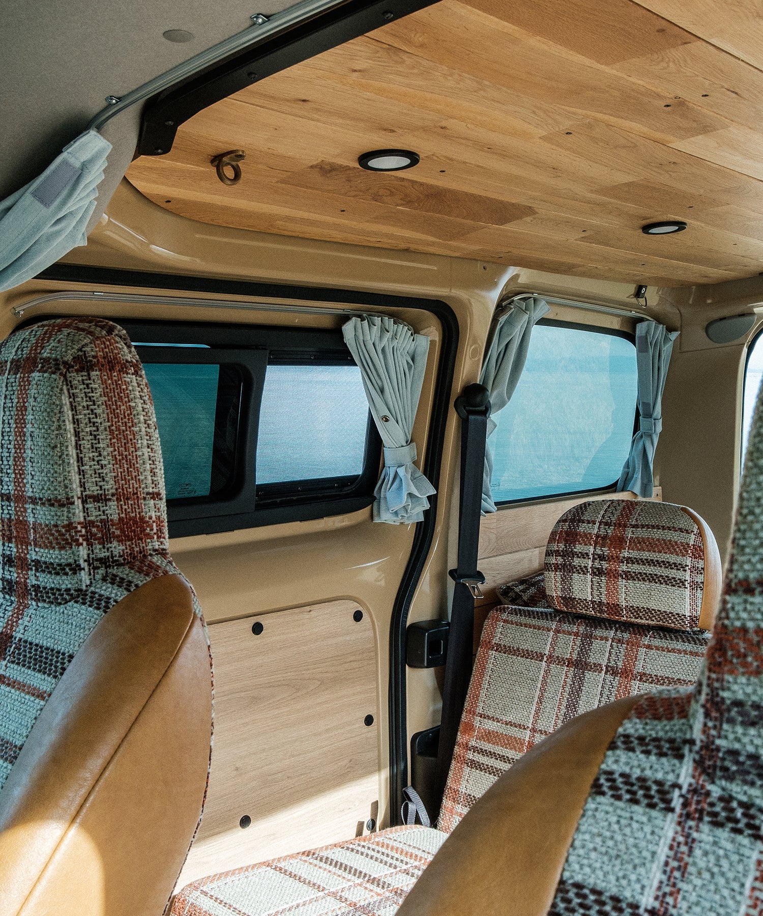 おしゃれ おすすめ カー用品 網戸 アルミ スクリーン サッシ NV200 カスタム