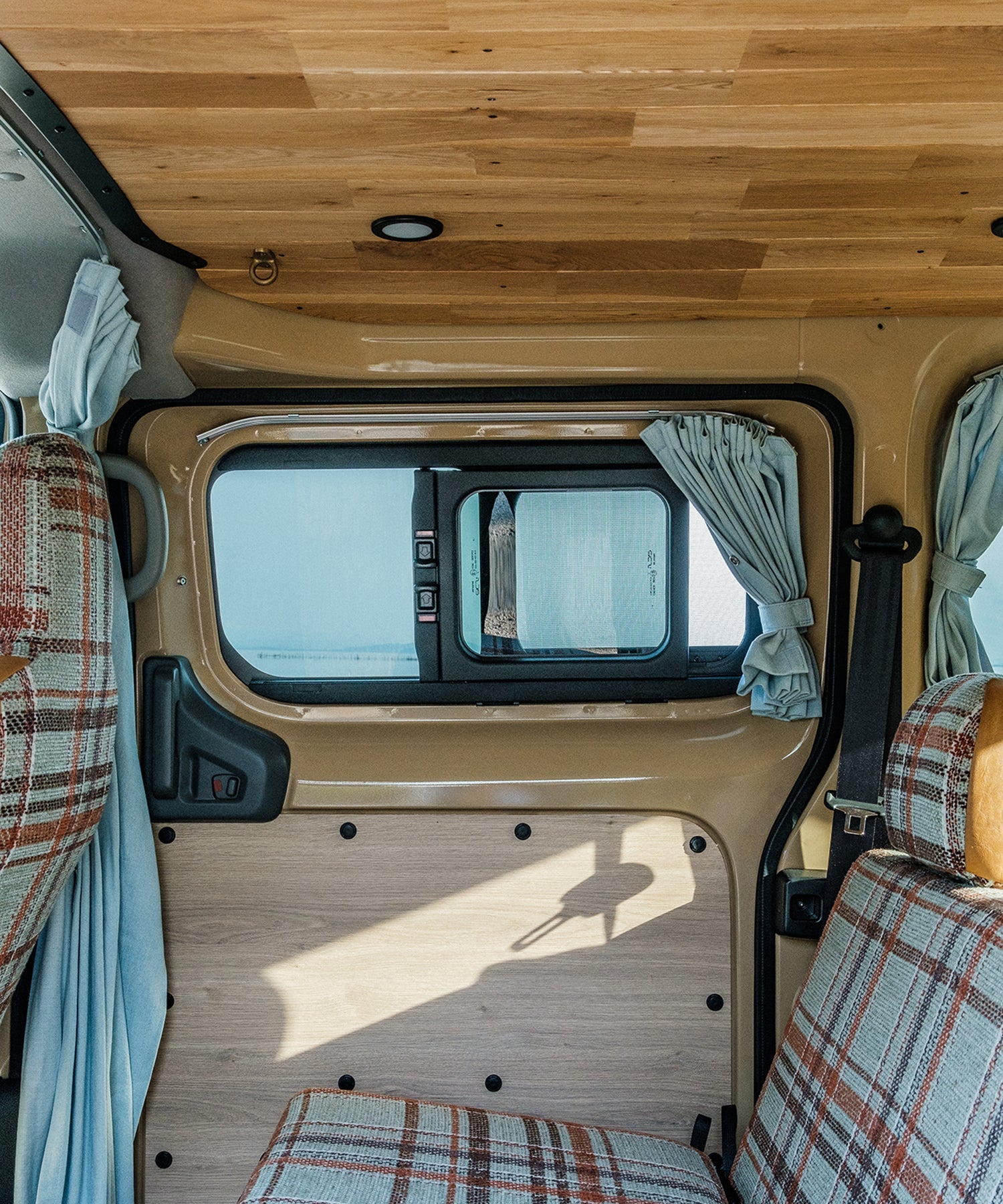 おしゃれ おすすめ カー用品 網戸 アルミ スクリーン サッシ NV200 カスタム