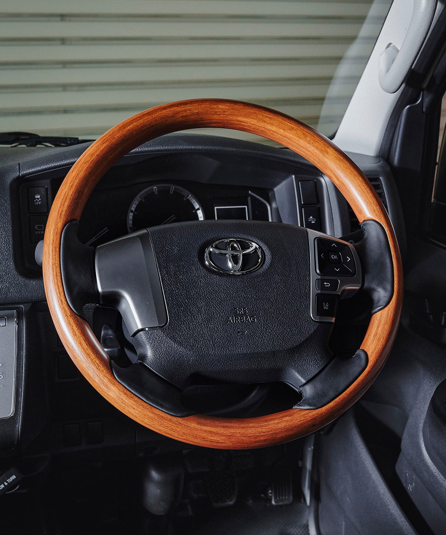 カスタムパーツ ウッドステアリング for HIACE